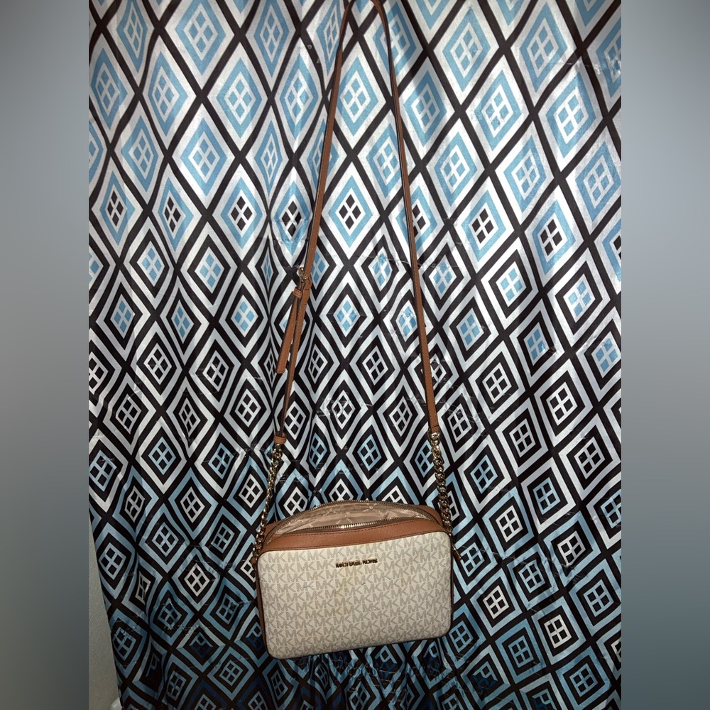 I’m selling my Michael Kors Jet Set Large Crossbody! - Picture 7 of 8